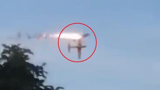 Video del momento exacto en el que chocan y caen dos aviones en una base aérea de Colombia