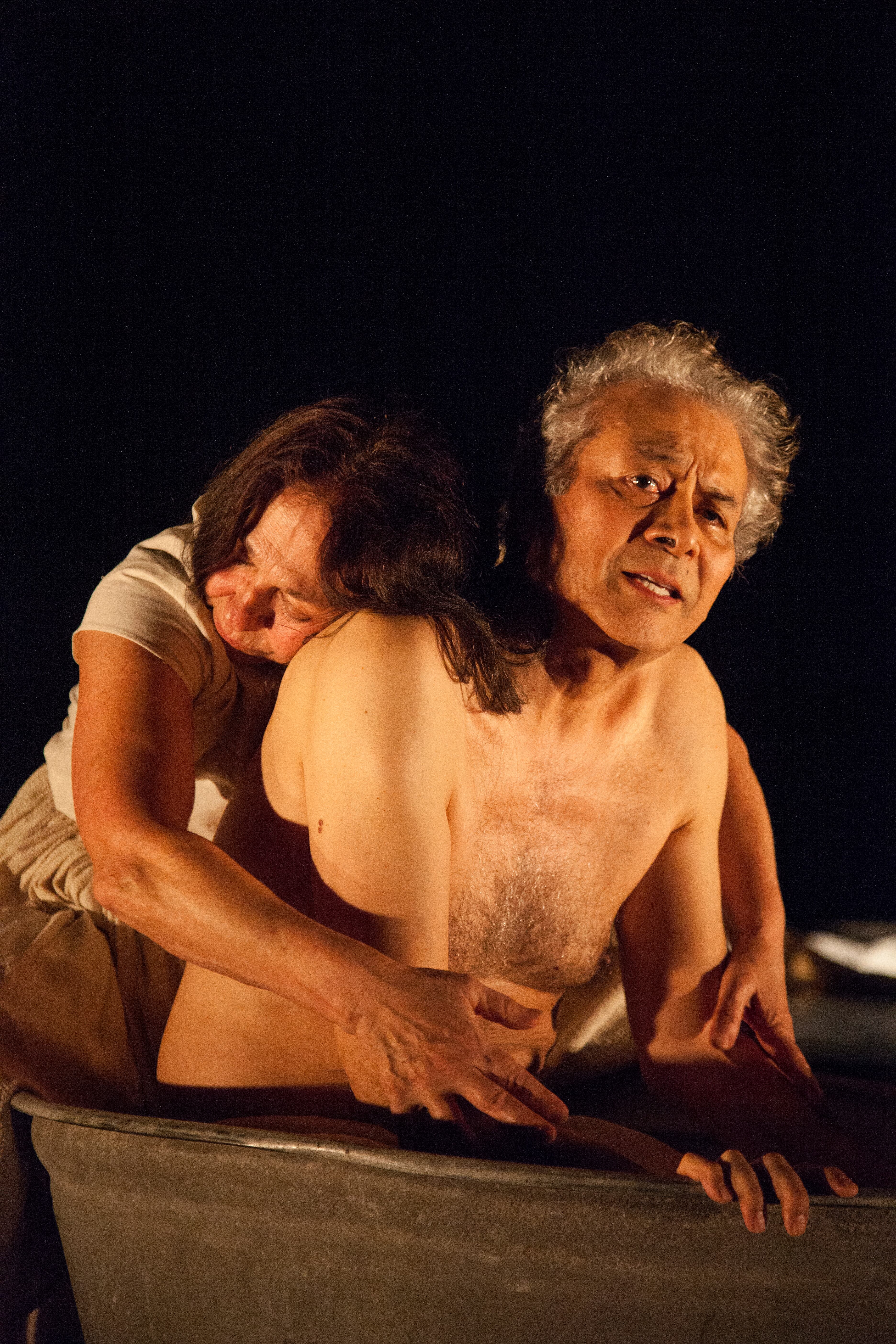 Teresa Ralli y Carlos Mesta en una escena que recrea la infancia del poeta José Watanabe.