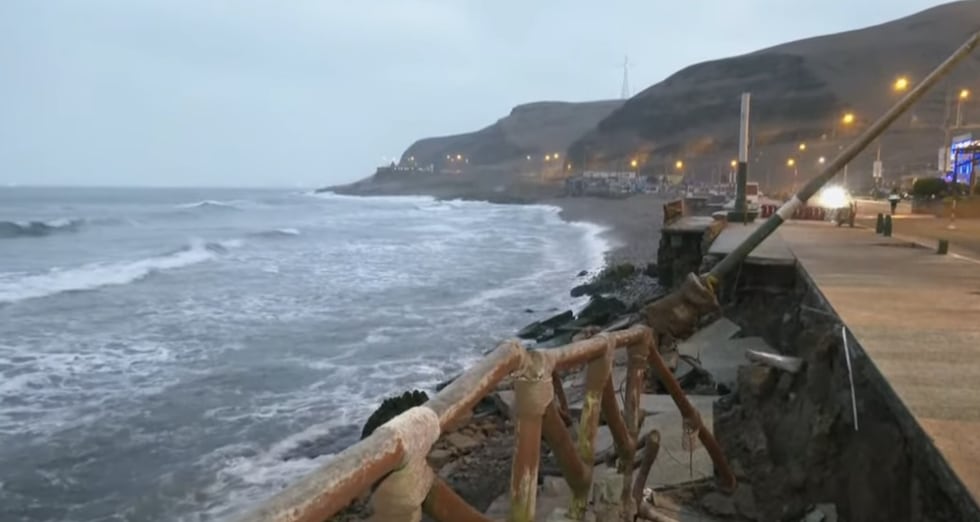 Tramo del malecón La Herradura sufrió colapso estructural. Foto: TV Perú