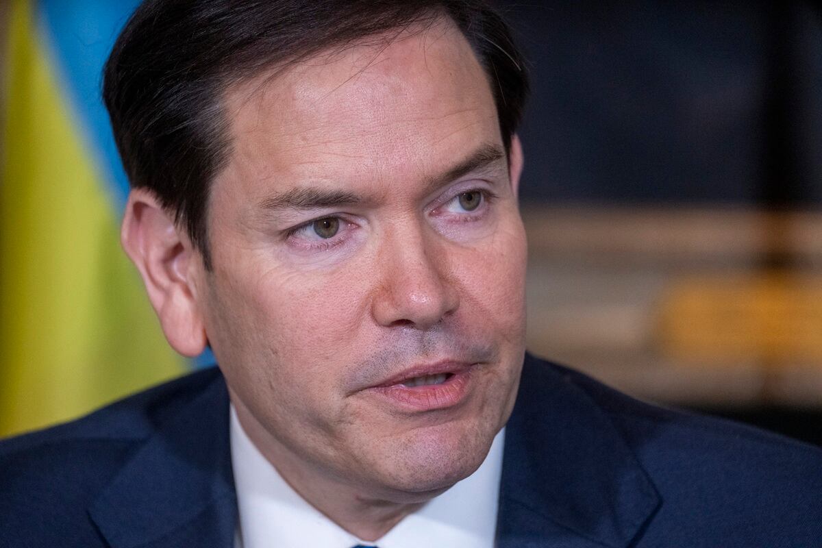 El Secretario de Estado de Estados Unidos, Marco Rubio, habla mientras preside una ceremonia en la Sala de Tratados del Departamento de Estado en Washington, DC, el 25 de abril de 2025. (Foto de Jim WATSON / AFP)