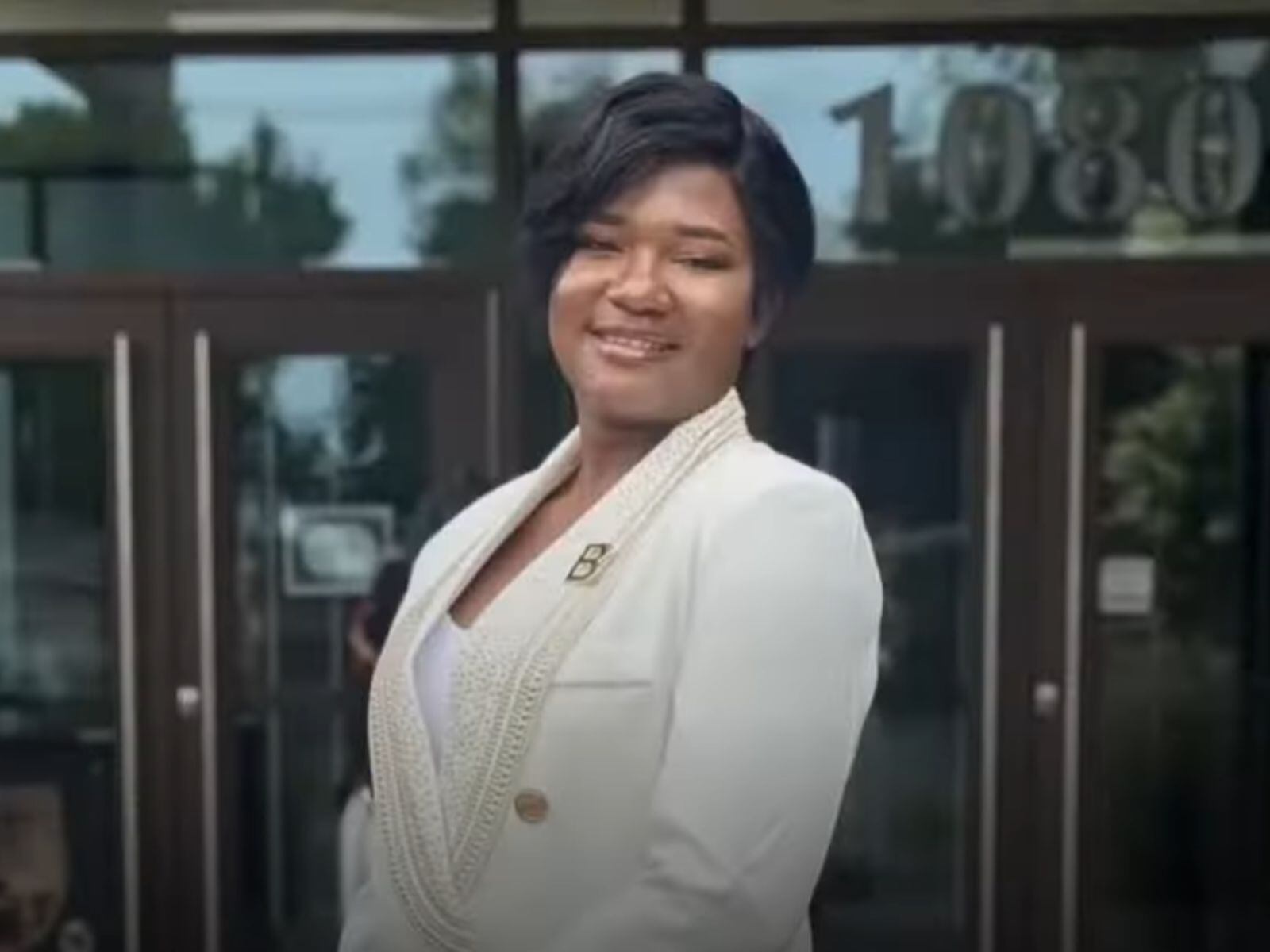 Esther no ha cometido algún delito o ha infringido una norma durante su estancia en Estados Unidos. (Créditos: Univision Noticias | YouTube)