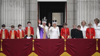 El rey Carlos III saluda desde el balcón de Buckingham sin su hijo Harry
