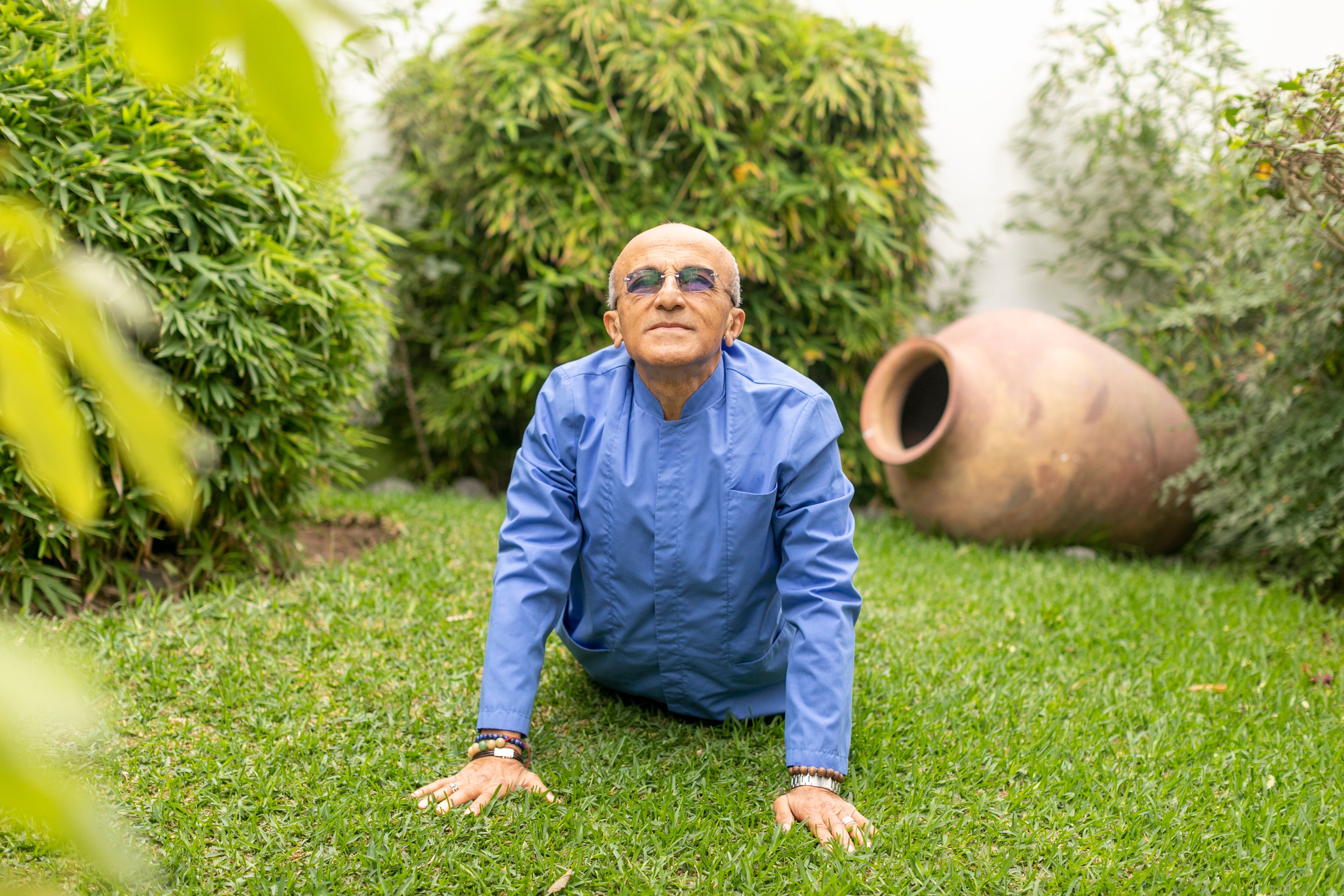 El doctor en un ejercicio de yoga.