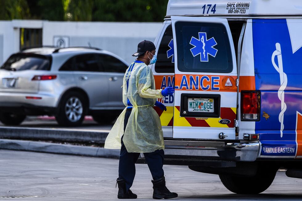 Un paramédico se prepara para trasladar a un paciente en camilla desde una ambulancia en el Hospital Coral Gables, cerca de Miami, el 30 de julio de 2020. (Foto de CHANDAN KHANNA / AFP).