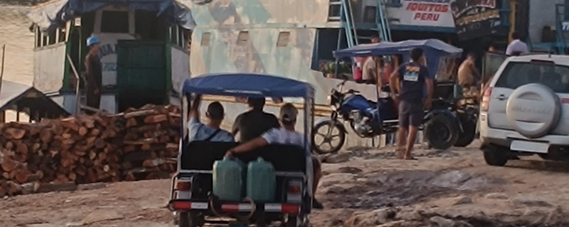 Minería ilegal del oro en Loreto: cómo el combustible usado por las dragas llega al Nanay, zona donde el negocio ilícito opera sin control