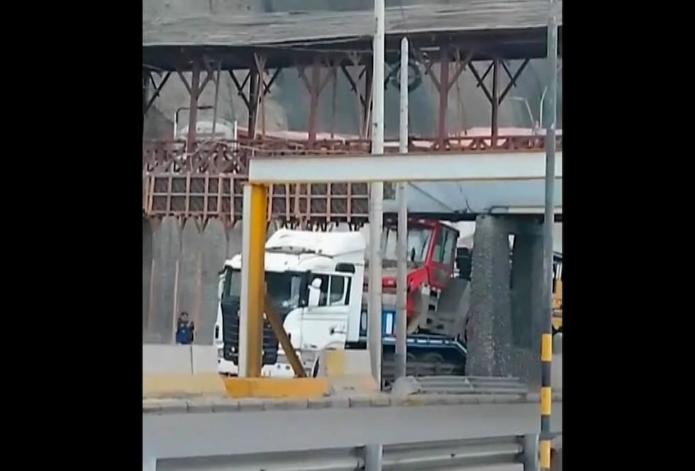 Barranco: nuevamente vehículo de carga pesada choca contra puente Bajada de Baños. Foto: América Noticias