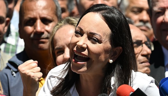 La líder de la oposición venezolana, María Corina Machado, habla durante una conferencia de prensa frente a la sede de su partido en Caracas el 29 de enero de 2023. (Foto de Federico Parra / AFP)