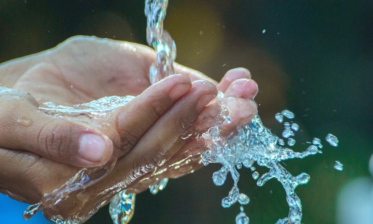 Entre los principales motivos de la suspensión del servicio están las limpiezas de reservorios y las reparaciones de tuberías rotas. (Foto: Pixabay-drfuenteshernandez)