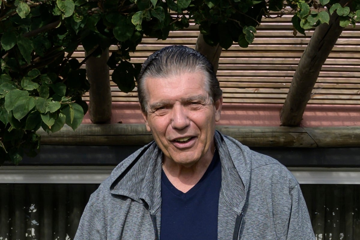 Carlos Páez, uno de los 16 sobrevivientes de un accidente aéreo en los Andes chilenos en 1972, en su casa de Viñedos de la Tahona, departamento de Canelones, Uruguay, el 15 de agosto de 2022. (Foto de Eitan ABRAMOVICH / AFP)