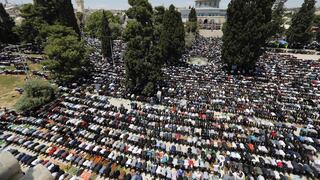 Multitudinario rezo en el primer viernes del Ramadán en Jerusalén | FOTOS