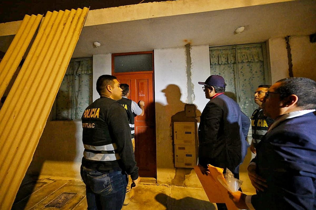 Fiscales y policías en medio de diligencia de allanamiento de diez inmuebles vinculados a Darwin Espinoza. (Foto: Ministerio Público)
