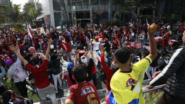 Hinchas venezolanos realizan banderazo en apoyo a la ‘Vinotinto’ previo al duelo ante Perú