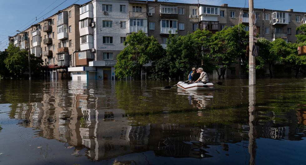 Las fuerzas de seguridad de Ucrania transportan a los residentes locales en un bote durante una evacuación de un área inundada en Kherson el 7 de junio de 2023. (Foto de ALEKSEY FILIPPOV / AFP).