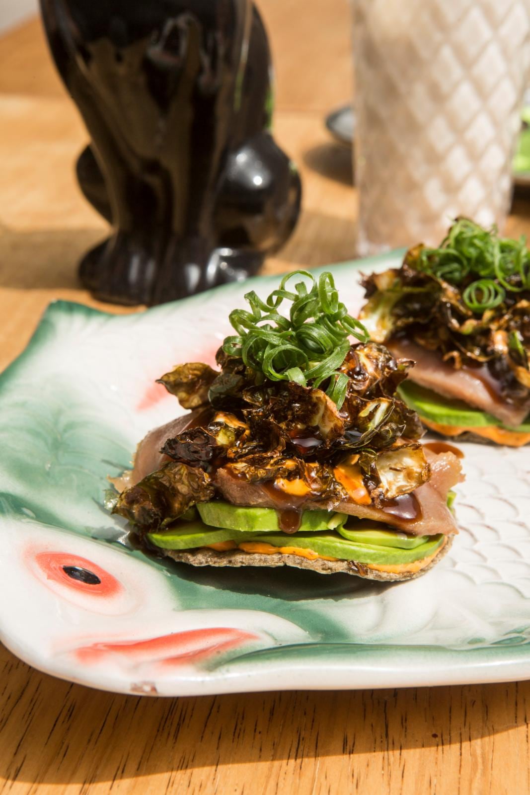 Tostada de atún marinado en salsa nikkei, aguacate, col de bruselas crocantes y mayonesa de chipotle.