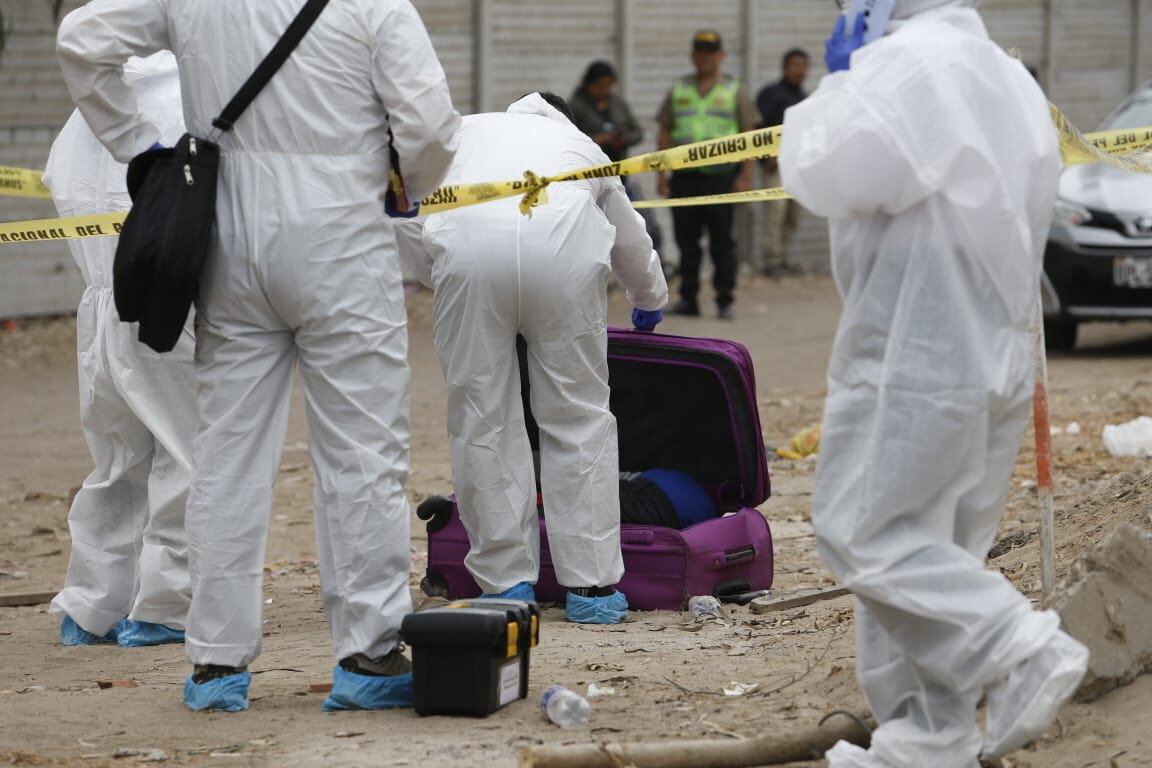 Encuentran el cuerpo sin vida de un hombre en una maleta en la Asociación de vivienda Los Olivos en San Juan Miraflores.
Fotos: Violeta Ayasta/@photo.gec