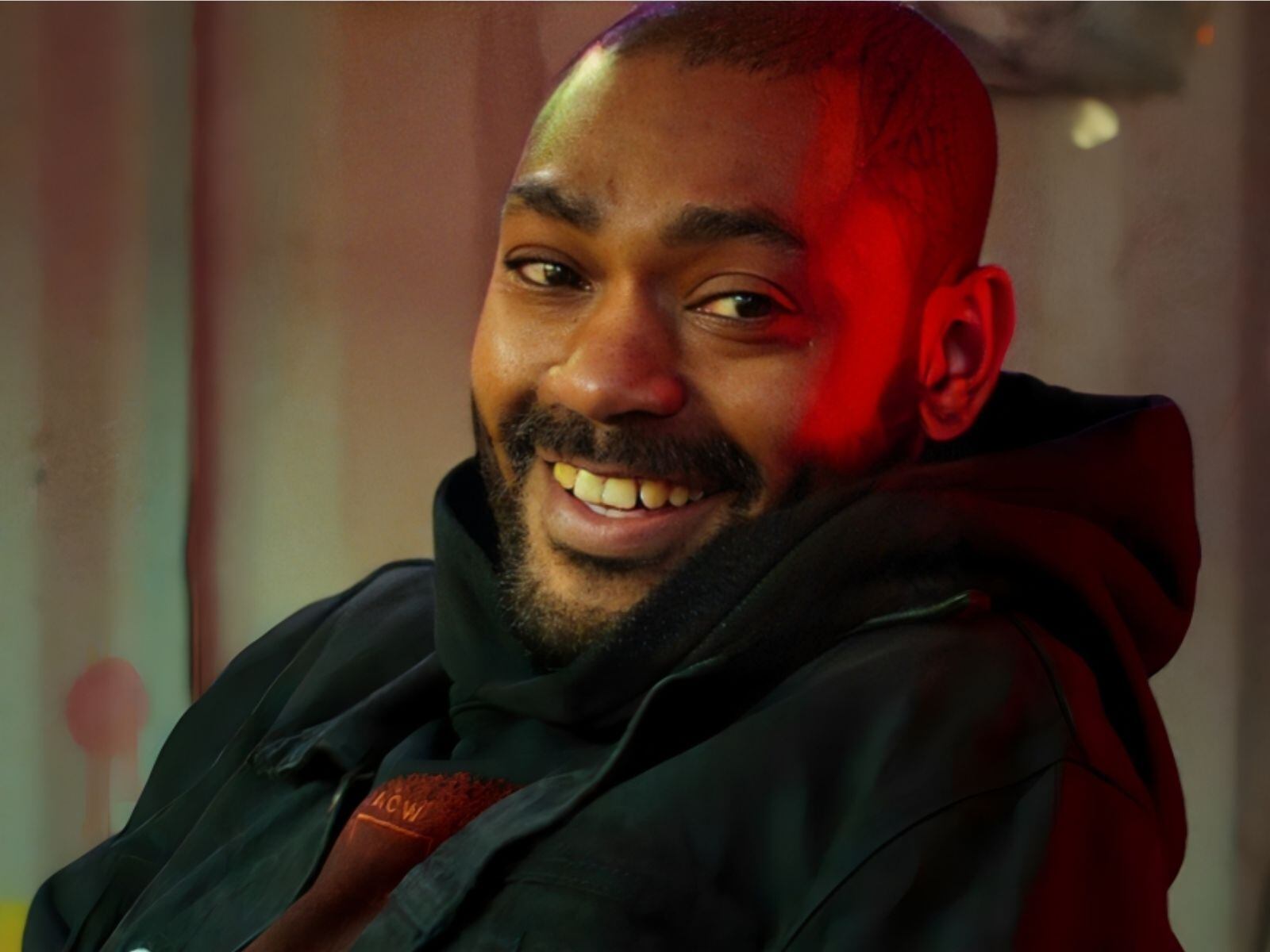 En "The Kitchen", Kane Robinson interpreta a Izi. Él es un hombre que vive en un Londres distópico (Foto: Netflix)