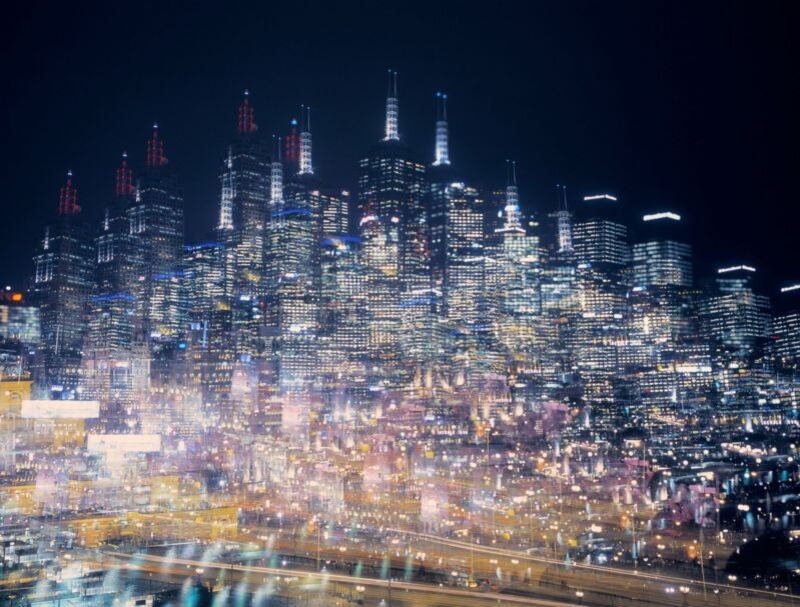 Otra teoría es la de diferentes universos, cada uno con estados iniciales distintos.