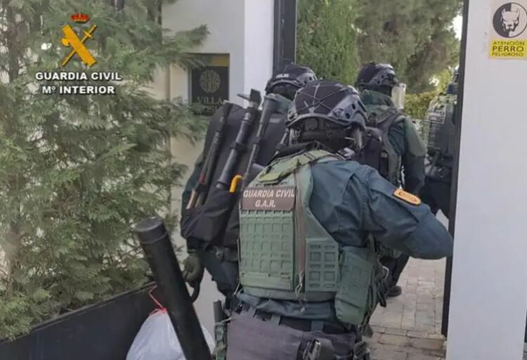 El GAR de la Guardia Civil detuvo a dos hermanos brasileños por la presunta comisión de delitos de terrorismo y su presunta vinculación a Estado Islámico . (Foto: Guardia Civil )