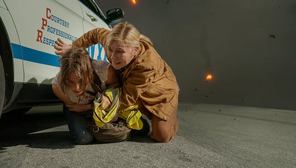 Kristen Dunst (derecha) protagoniza "Civil War", la película de A24.