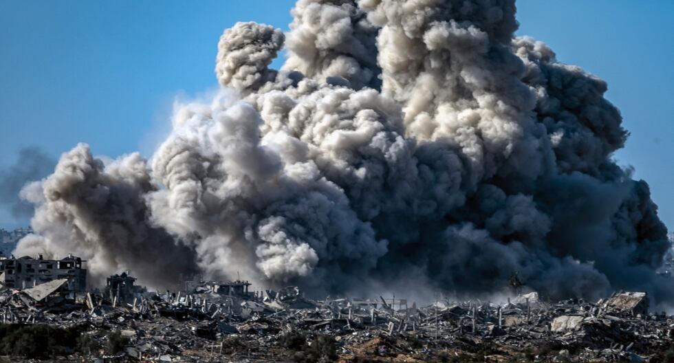 Una fotografía tomada desde una posición cerca de Sderot, Israel, muestra humo ondeando durante un bombardeo israelí en Gaza el 21 de noviembre de 2023. (Foto de FADEL SENNA / AFP).