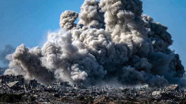Una fotografía tomada desde una posición cerca de Sderot, Israel, muestra humo ondeando durante un bombardeo israelí en Gaza el 21 de noviembre de 2023. (Foto de FADEL SENNA / AFP).