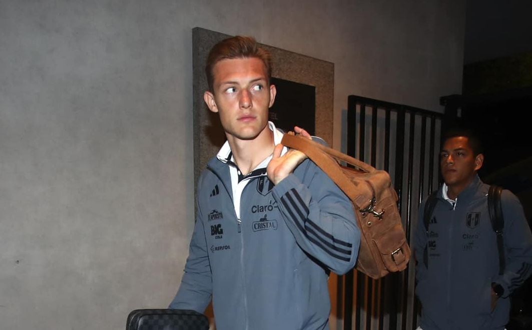 Selección peruana llegó a Santiago para enfrentar a Chile por Eliminatorias.