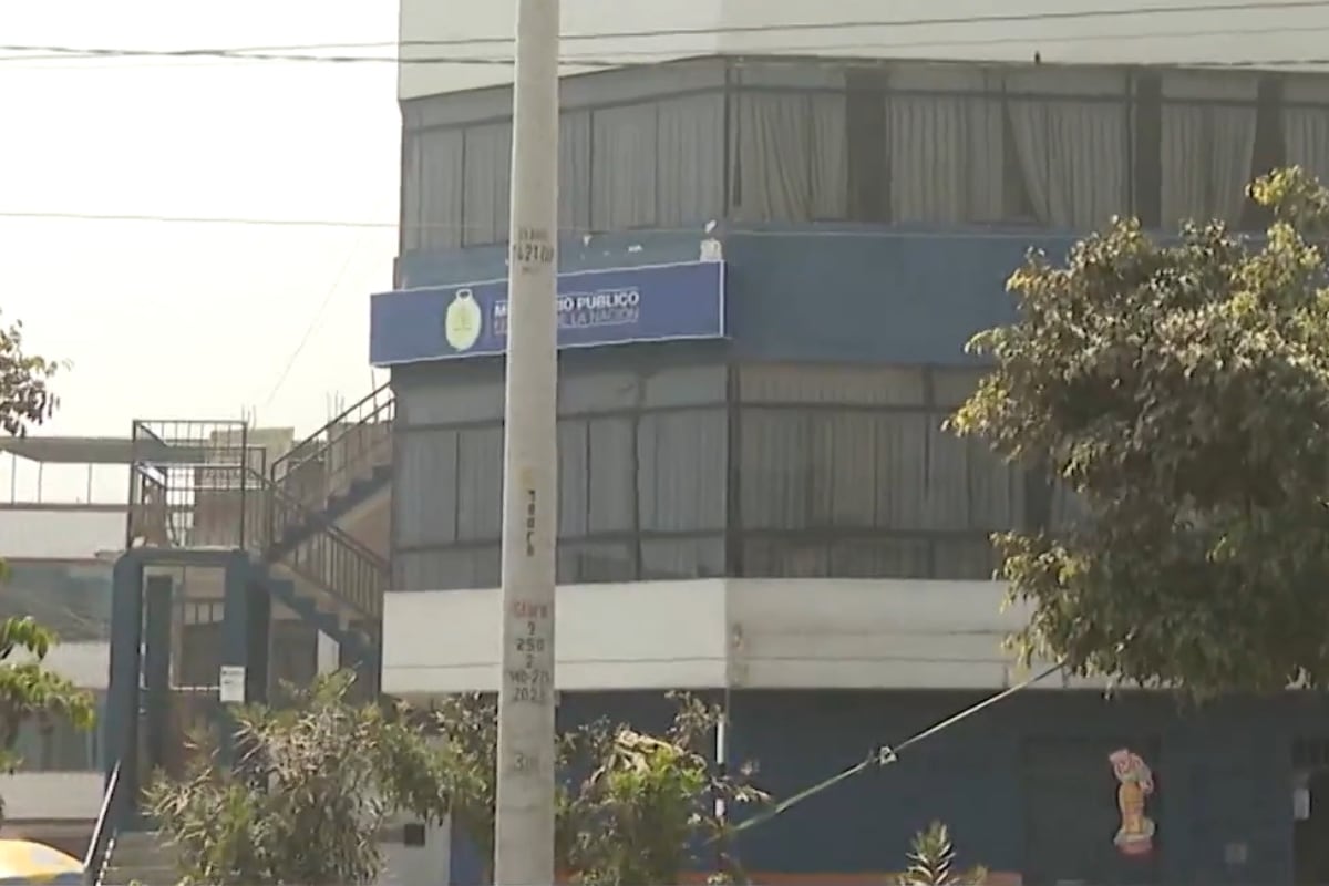 Vecinos y comerciantes denuncian que la extorsión se ha vuelto parte de la vida diaria en la zona. (Foto: Captura/América Noticias)