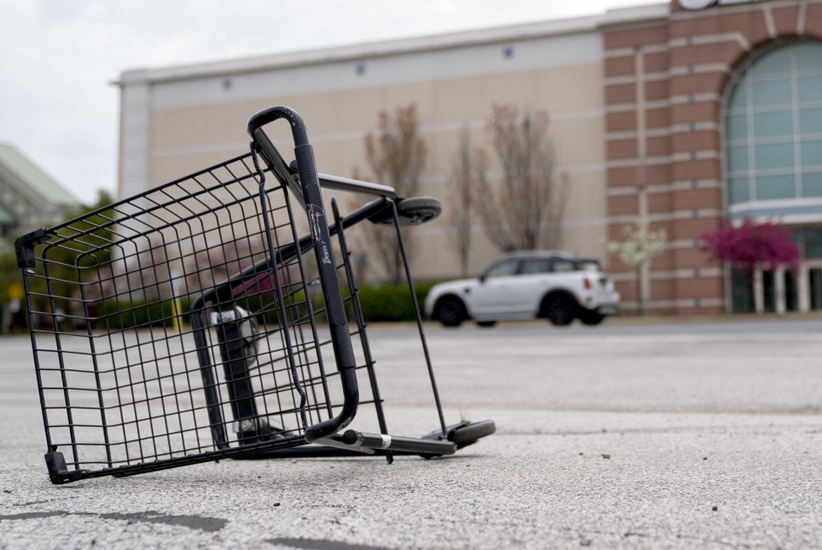 Un carrito de compras tirado en un estacionamiento. (Foto: AFP)