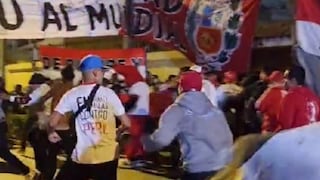 Hinchas peruanos pelean durante banderazo previo al Perú vs. Brasil de hoy | VIDEO