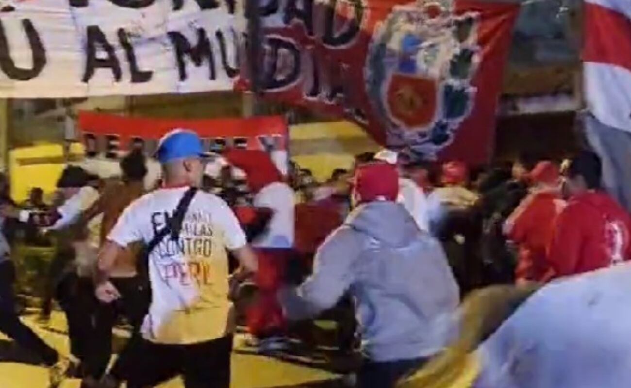 Hinchas peruanos pelean en banderazo previo al Perú vs. Brasil de hoy. FOTO: Captura