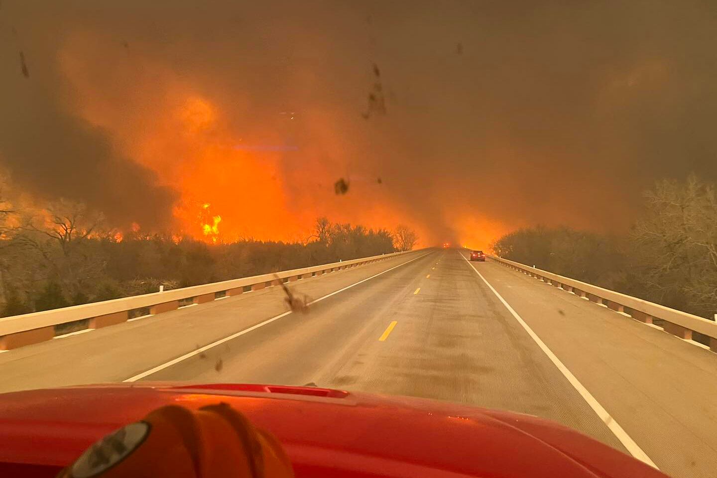 Un camión de bomberos conduciendo hacia el incendio Smokehouse Creek, cerca de Amarillo, en el Panhandle de Texas. (Foto de Asociación de Bomberos Profesionales de Greenville / AFP)