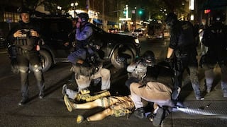 Policía busca video para esclarecer la muerte de un hombre durante fuertes protestas en Portland 