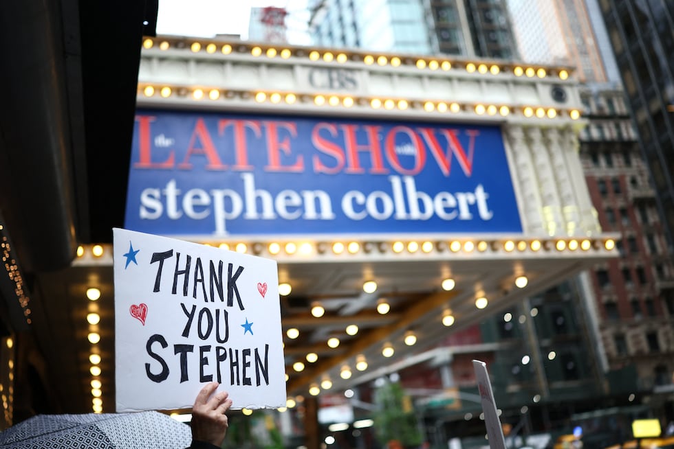 'Lathe Show with Stephen Colbert' transmitió su último episodio nocturno este jueves 21 de mayo. (Crédito: CHARLY TRIBALLEAU / AFP)