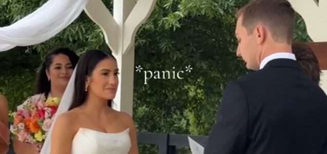 El momento en que una novia se da cuenta que sus invitados han estado de pie durante 13 minutos