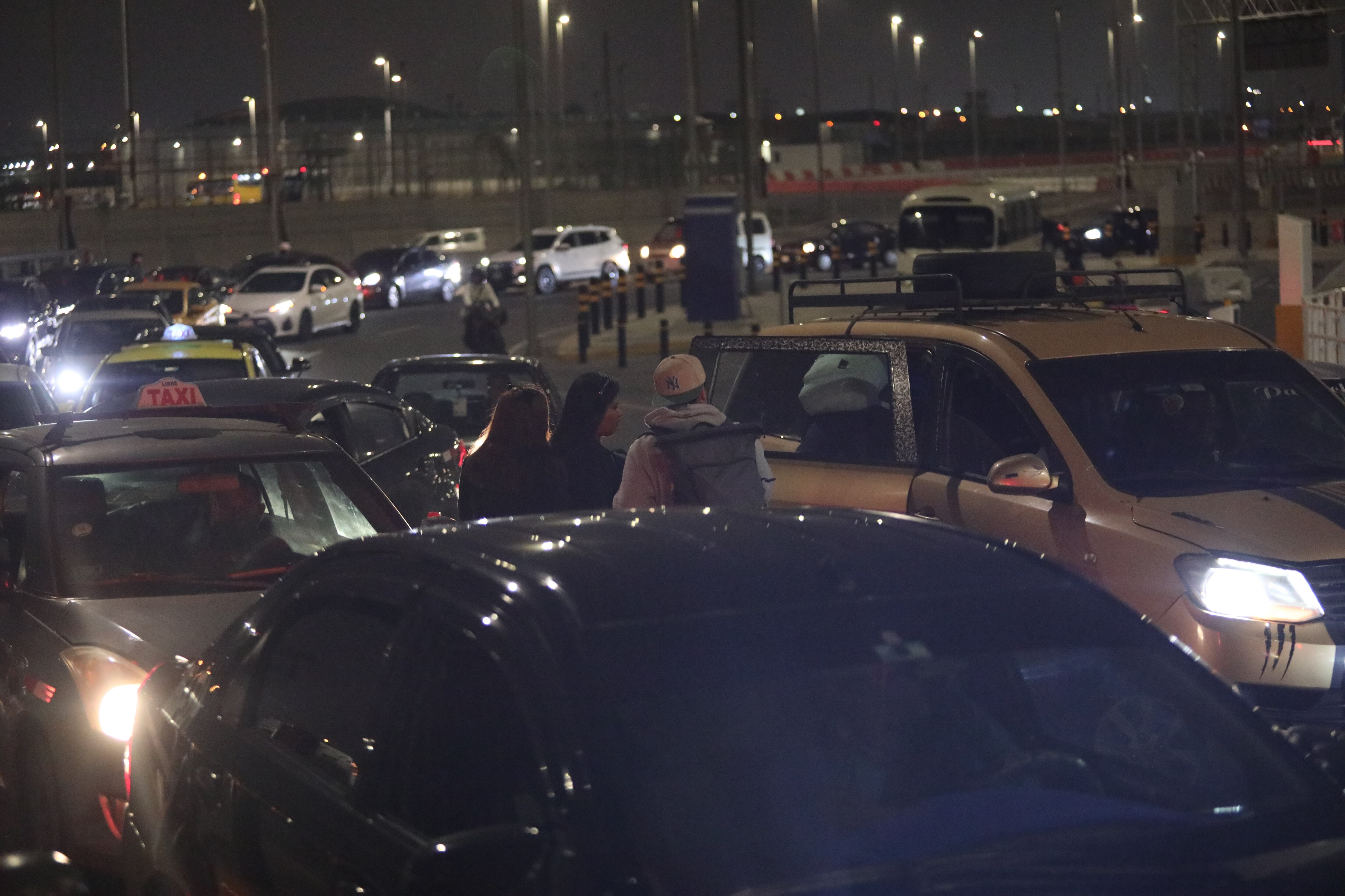 Familia de pasajeros aborda un vehículo en medio de la ‘vía libre’. Foto: Antonio Melgarejo.
