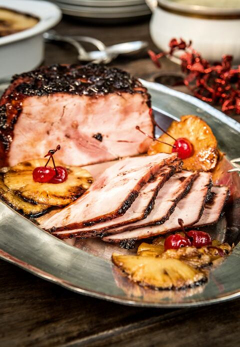 o único que va a necesitar es conseguir un jamón Virginia entero –carne curada y ahumada; puede pedirlo con anticipación en charcuterías o supermercados– y una buena mermelada.