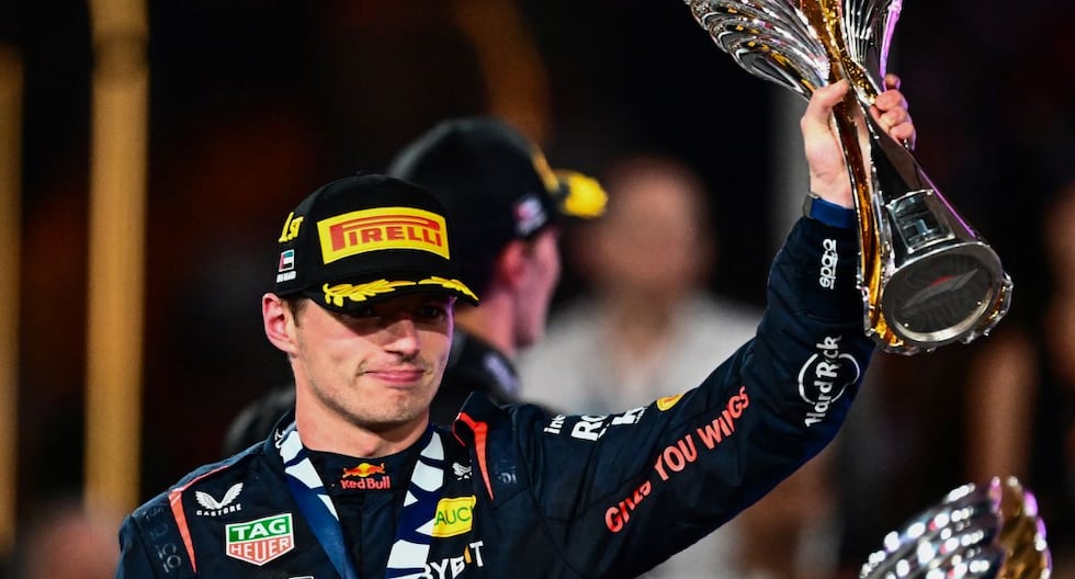 Max Verstappen ganó 19 de las 23 fechas del campeonato. Checo Pérez ganó dos y Sainz una. (Foto: AFP)