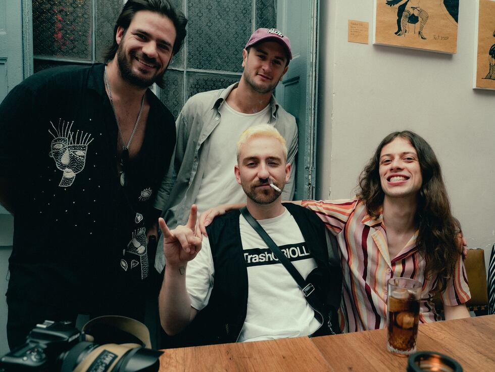 Jordan Gambirazio, Joaquín Aramburú, Jaime Pareja y Mateo Ledgard, ex miembros de Temple Sour, reunidos en la presentación de “trashCRIOLLO”, nuevo álbum de La Guarida del Dragón. Casa Bulbo, Barranco.