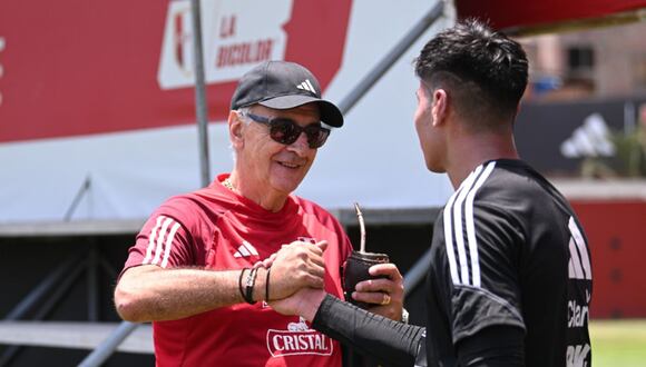 Jorge Fossati se saluda con Diego Romero, su expupilo en Universitario, durante su visita a la selección Sub-23 en la Videna | Foto: Selección Peruana - FPF