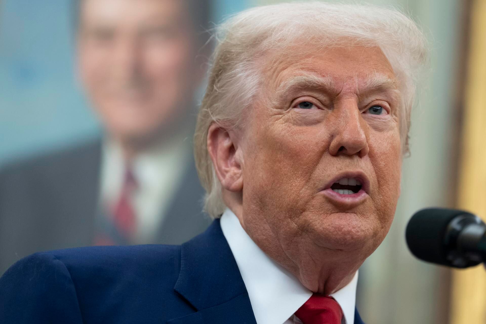 El presidente de Estados Unidos, Donald Trump, habla durante la ceremonia de juramentación de Jeanine Pirro como fiscal interina para el Distrito de Columbia, el 28 de mayo de 2025. (EFE/EPA/Chris Kleponis vía CNP).