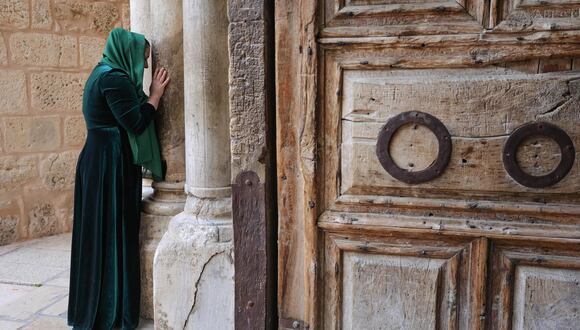 Una mujer reza ante una columna el Jueves Santo en la Iglesia del Santo Sepulcro de la Ciudad Vieja de Jerusalén, 28 de marzo de 2024. (Jerusalén) EFE/EPA/ABIR SULTAN