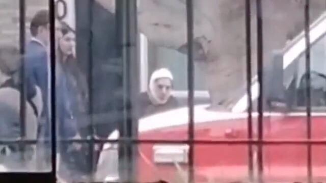 Christian Rodríguez con un vendaje en la cabeza y una ambulancia estacionada cerca del lugar donde ocurrió la agresión | Foto: Magaly TV