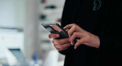 Apagar el celular cinco minutos al día: ¿sirve el “método antimalware” que usa el presidente de España?