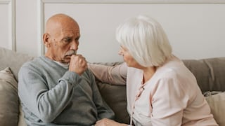 Soy doctora y te explico por qué debes prestar atención a una tos reciente que no desaparece
