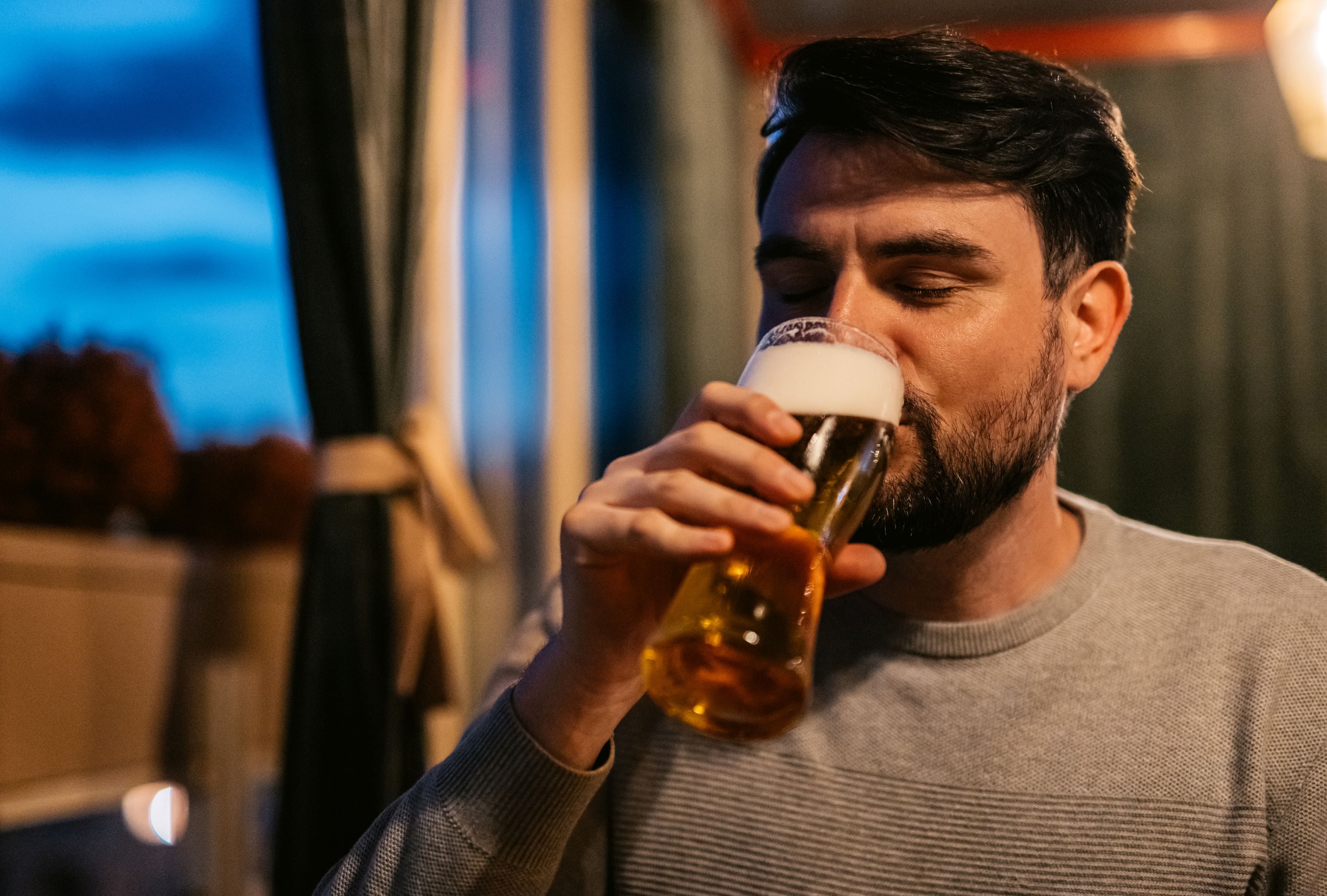 El consumo de alcohol se asocia no solo con el aumento de la presión, sino también con el desarrollo de enfermedades cardíacas. (Foto: urbazon/iStock)