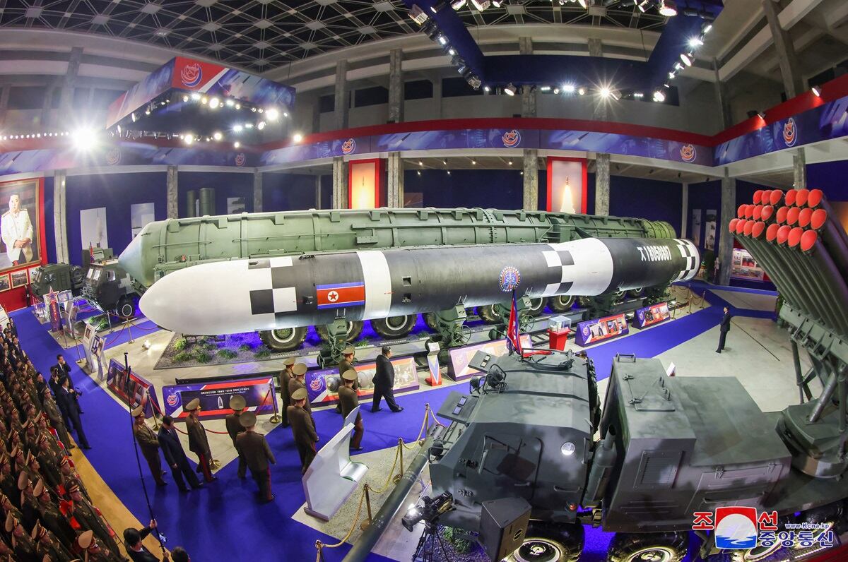El líder norcoreano Kim Jong-un camina junto a un misil balístico intercontinental (ICBM) y otras armas en exhibición durante la exposición Desarrollo de Defensa Nacional-2024 en Pionyang, el 21 de noviembre de 2024. (Foto de KCNA VIA KNS / AFP)