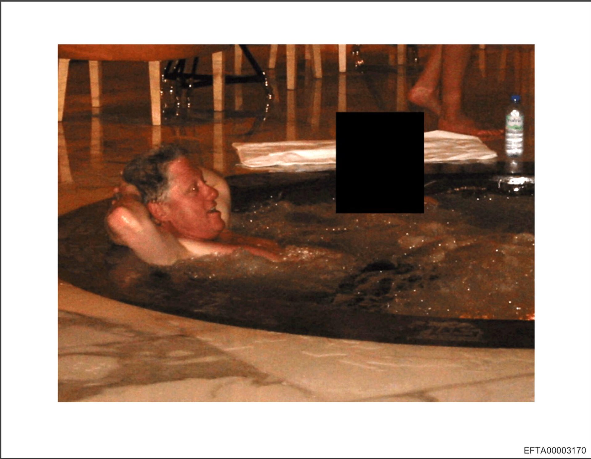 Fotografía sin fecha específica de toma, publicada por el Departamento de Justicia de Estados Unidos (DOJ) dentro de los archivos del caso del pederasta Jeffrey Epstein donde aparece el expresidente de Estados Unidos Bill Clinton en un jacuzzi, acompañado por otra persona cuyo rostro fue tapado. (EFE/ Departamento de Justicia de Estados Unidos)