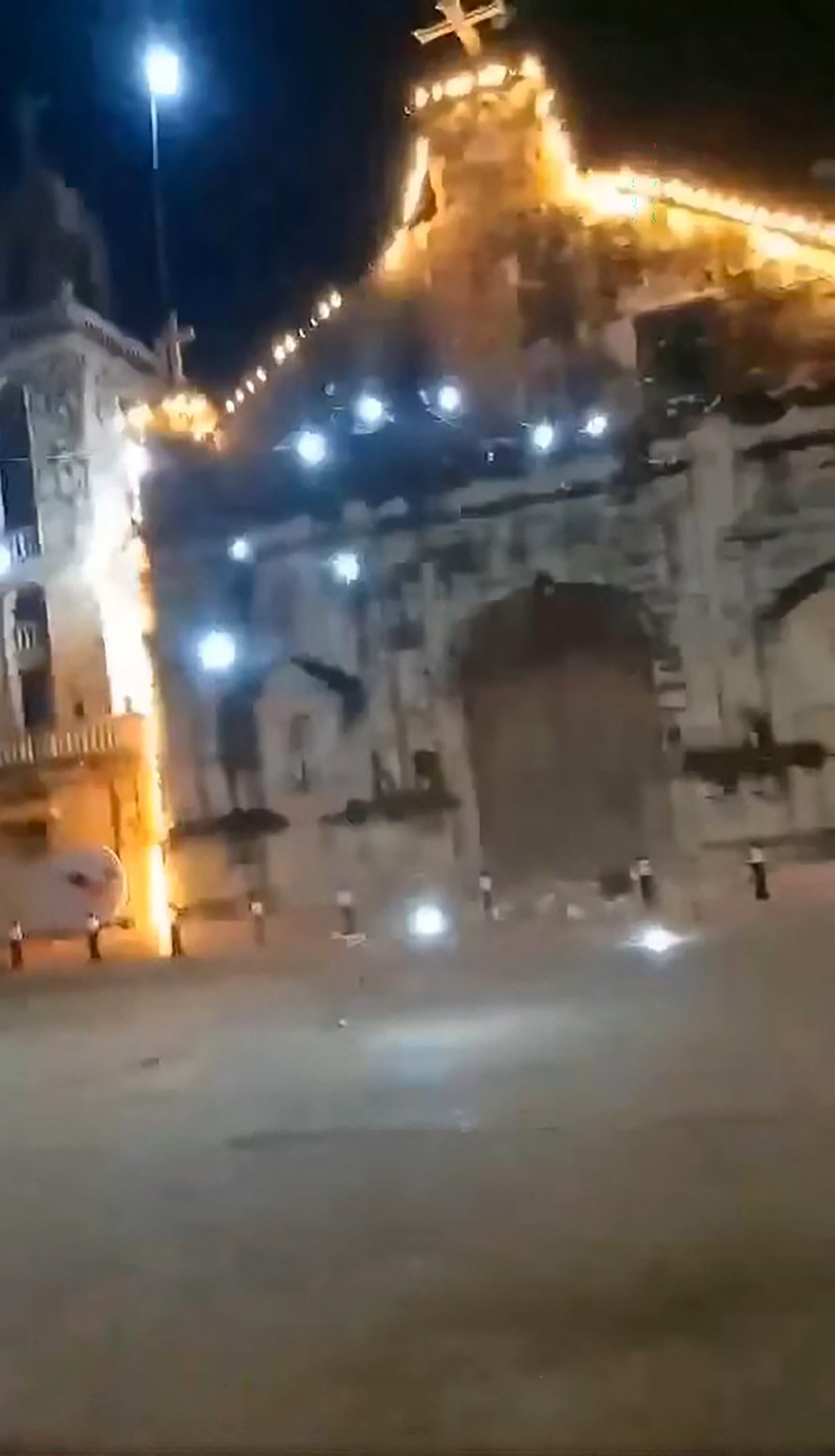 La cruz de una iglesia a punto de derrumbarse debido al terremoto en la isla de Bantayan, en el centro de Filipinas. (AFP).