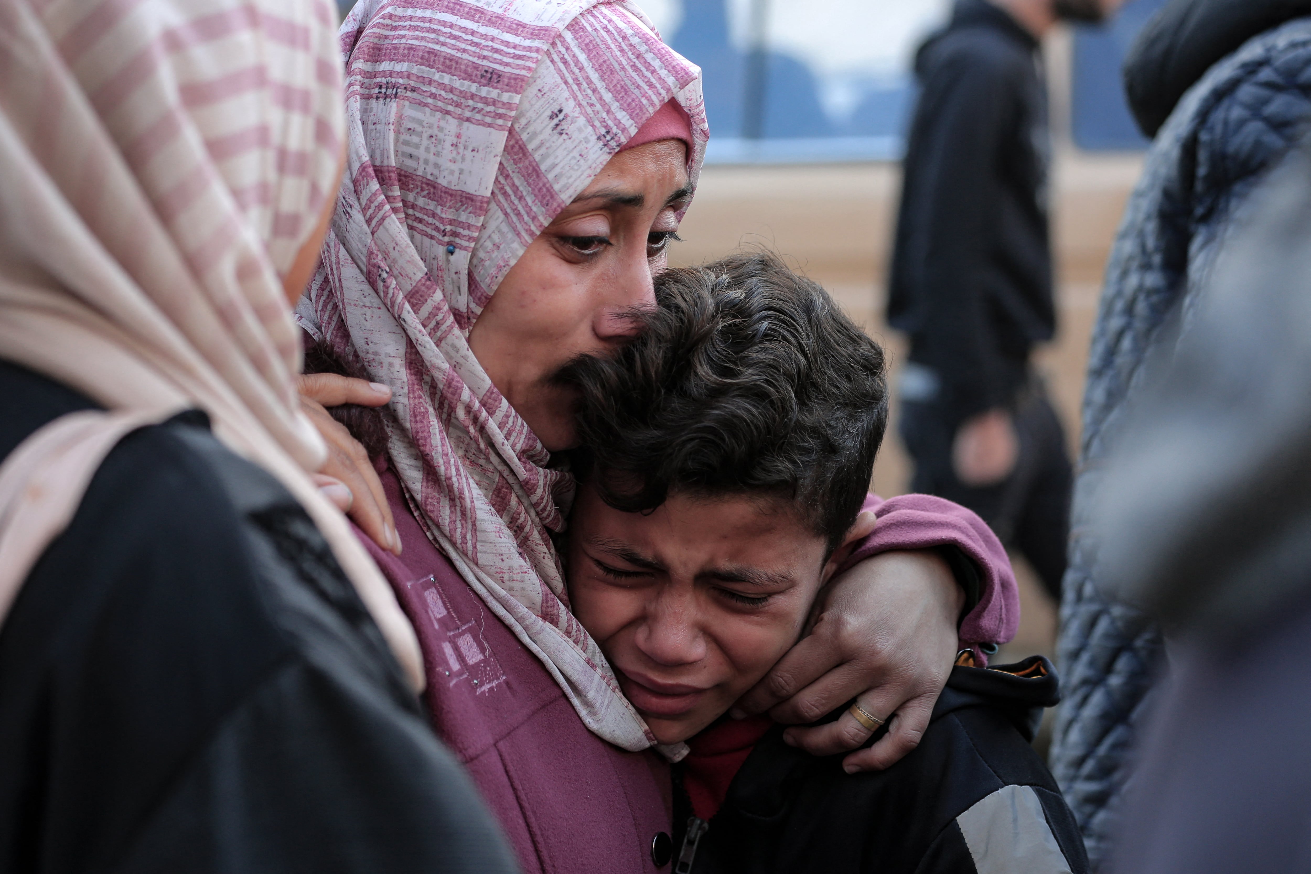 Los palestinos lloran la muerte de un miembro de su familia en el patio del Hospital de los Mártires de Al-Aqsa en Deir Al-Balah, en el centro de la Franja de Gaza. (Foto de AFP)
