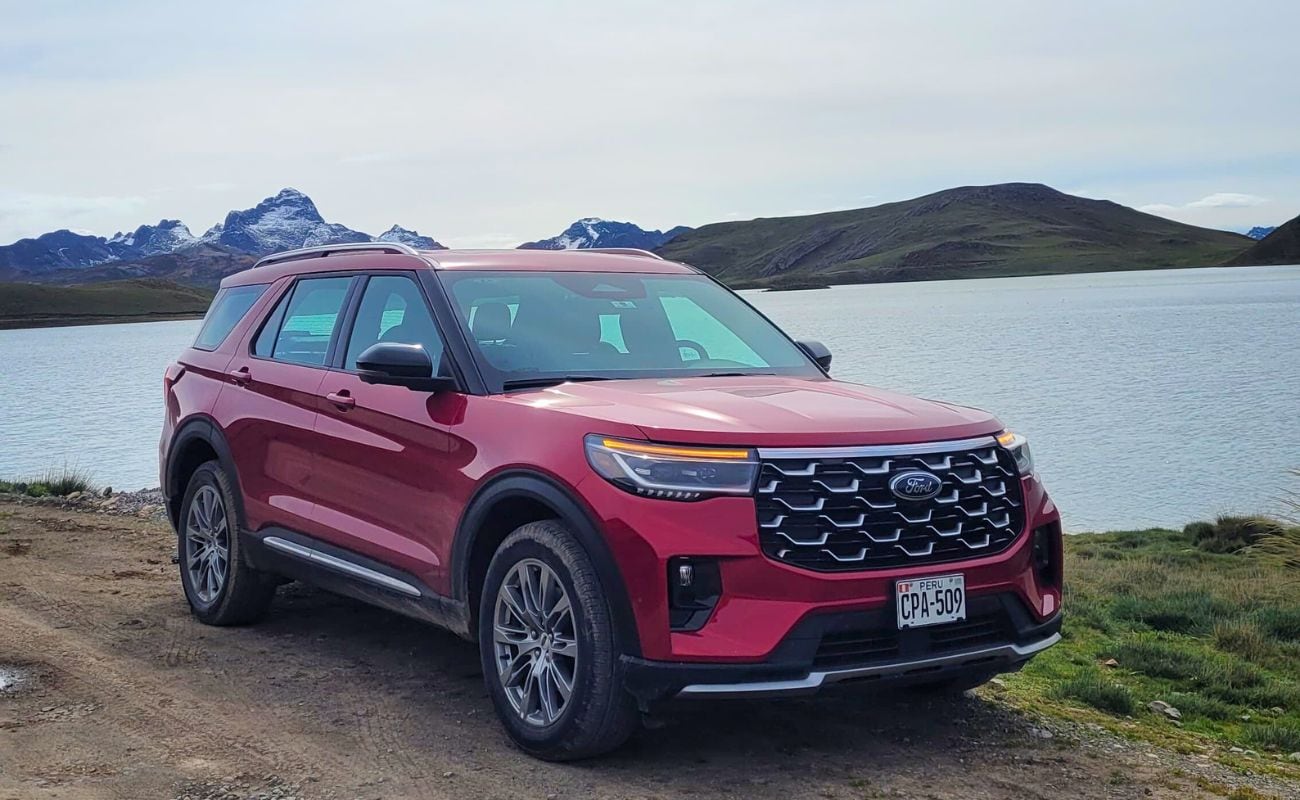El Ford Explorer en la Laguna de Yantac a 4.600 metros de altura. (Foto: Fernando Roca)